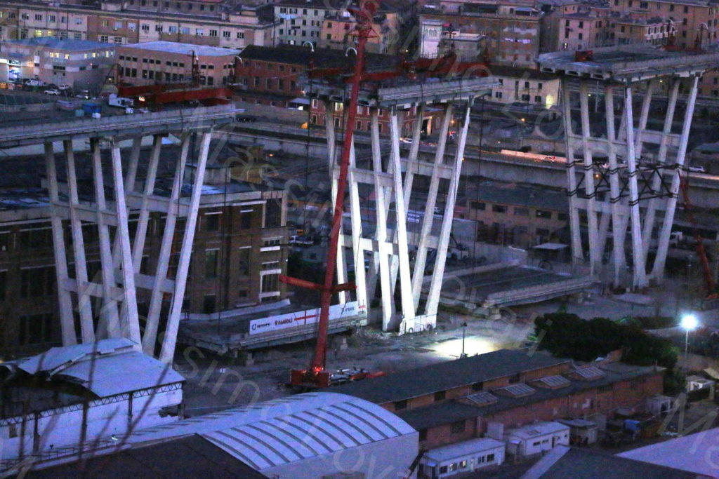 20/02/2019, Genova, Discesa controllata dell’impalcato del Ponte Morandi tra la pila 6 e la pila 7 con Strand Jack (tecnici di Omini e Fagioli)