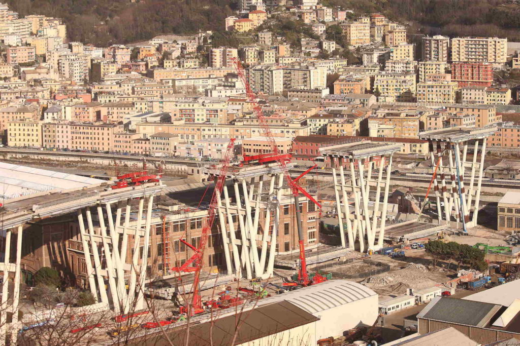 05/03/2019, Genova, Demolizione Ponte Morandi: impalcato tra pila 5 e 6 a terra ; preparativi per demolizione con esplosivi sotto l’impalcato della pila 8