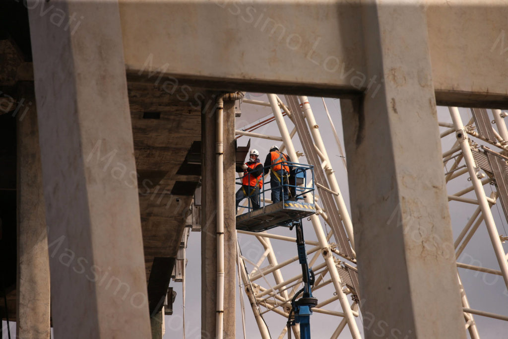 12/04/2019, Genova, Demolizione della pila 5 del Ponte Morandi: tecnici posizionano lastre di acciaio sotto l’impalcato